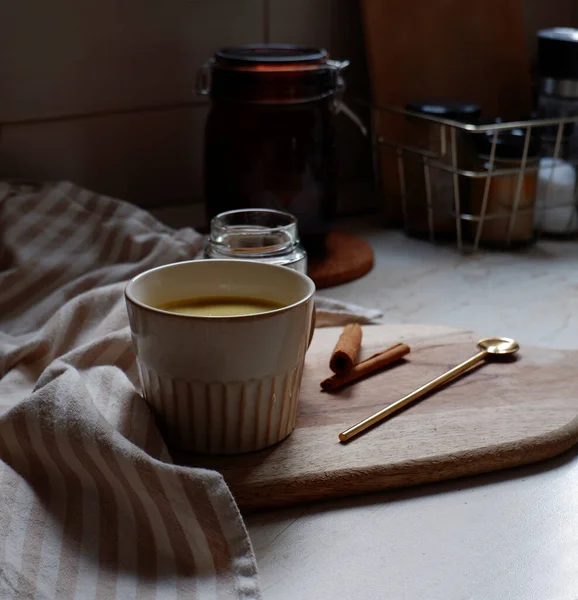 Gouden Latte Kopje Warme Kurkuma Latte Met Kaneelstokjes Houten Snijplank — Stockfoto