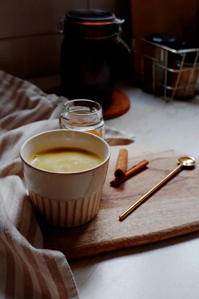 Altın Latte Bir Fincan Sıcak Zerdeçal Latte Tahtanın Üzerinde Tarçın — Stok fotoğraf