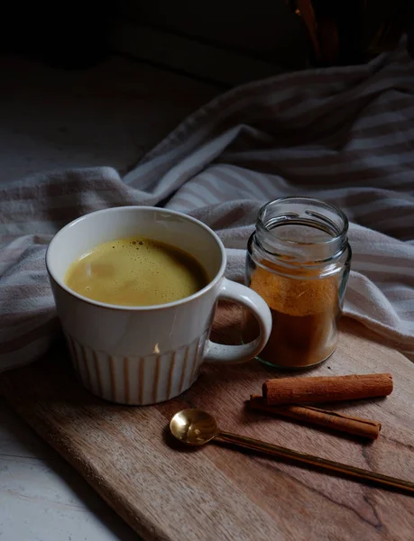 Latte Dorato Tazza Latte Caldo Curcuma Con Bastoncini Cannella Sul — Foto Stock