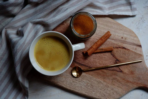 Latte Emas Secangkir Latte Kunyit Panas Dengan Tongkat Kayu Manis — Stok Foto