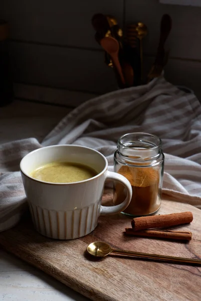 Latte Doré Tasse Latte Curcuma Chaud Avec Bâtonnets Cannelle Sur — Photo