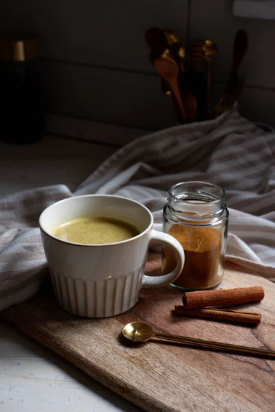 Χρυσό Latte Φλιτζάνι Ζεστό Κουρκουμά Latte Ξυλάκια Κανέλας Ξύλο Κοπής — Φωτογραφία Αρχείου