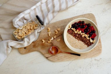 Sağlıklı kahvaltı. böğürtlenli yulaf ezmesi, granola ve fındık