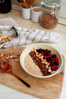 Sağlıklı kahvaltı. böğürtlenli yulaf ezmesi, granola ve fındık