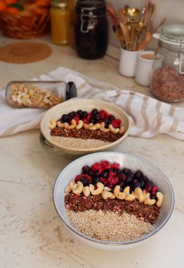 Sağlıklı kahvaltı. böğürtlenli yulaf ezmesi, granola ve fındık