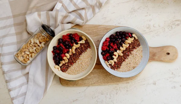 Gesundes Frühstück Haferflocken Mit Beeren Müsli Und Nüssen — Stockfoto