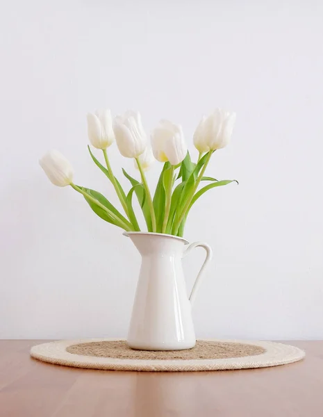 Hermoso Ramo Tulipanes Blancos Jarrón Blanco Sobre Fondo Claro —  Fotos de Stock