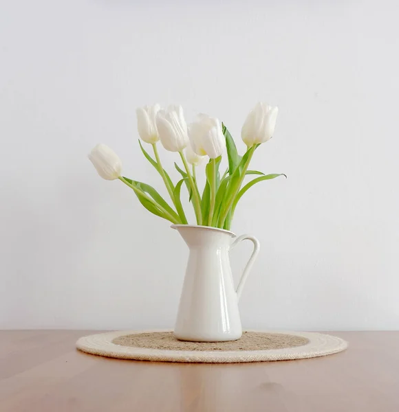 Beau Bouquet Tulipes Blanches Vase Blanc Sur Fond Clair — Photo
