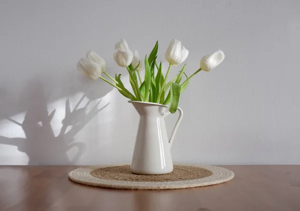 Mooi Boeket Witte Tulpen Witte Vaas Een Lichte Achtergrond — Stockfoto
