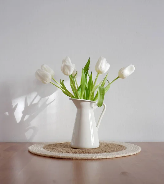 Hermoso Ramo Tulipanes Blancos Jarrón Blanco Sobre Fondo Claro —  Fotos de Stock