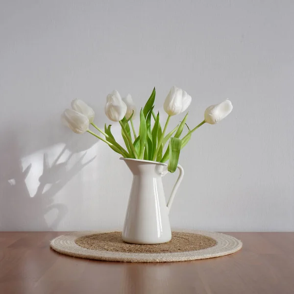Mooi Boeket Witte Tulpen Witte Vaas Een Lichte Achtergrond — Stockfoto