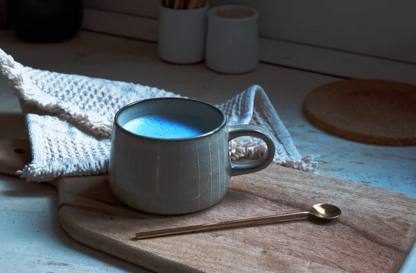 Blauwe Spirulina Latte Keramische Beker Met Een Lepel Een Houten — Stockfoto