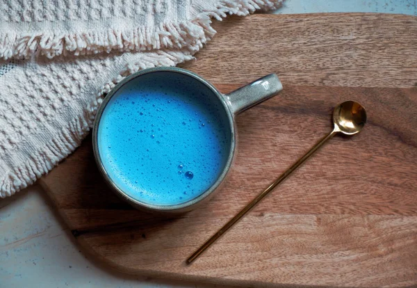 Modrá Spirulina Latte Keramickém Kelímku Lžičkou Dřevěném Řezacím Prkně Pozadí — Stock fotografie