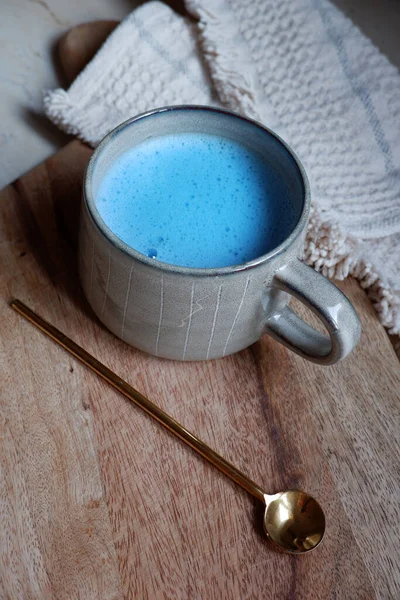 Latte Spiruline Bleue Dans Une Tasse Céramique Avec Une Cuillère — Photo