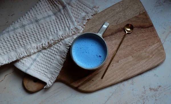 Blue Spirulina Latte Ceramic Cup Spoon Wooden Cutting Board Background — Stock Photo, Image