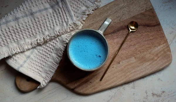 Blue Spirulina Latte Ceramic Cup Spoon Wooden Cutting Board Background — Stock Photo, Image
