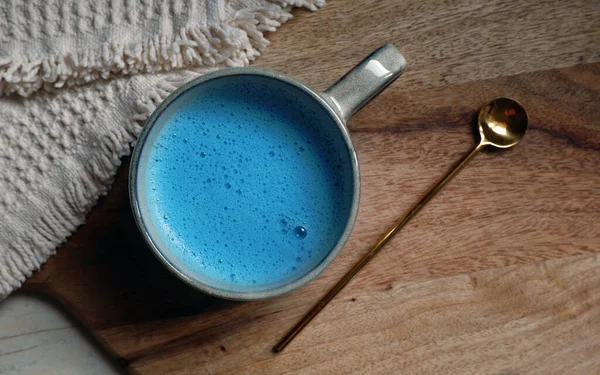 Latte Spirulina Biru Dalam Cangkir Keramik Dengan Sendok Pada Latar — Stok Foto