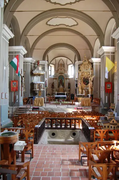 Interieur Prachtige Hongaarse Kerk Stockafbeelding