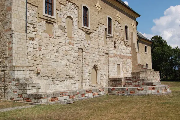 Belle Église Dans Village Hongrois Images De Stock Libres De Droits