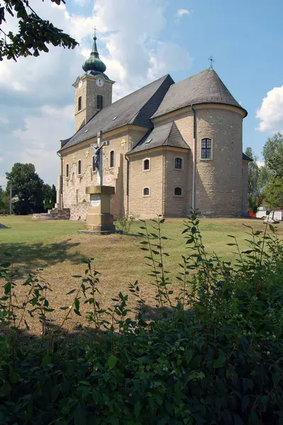 Belle Église Dans Village Hongrois Photo De Stock