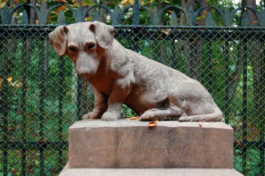 Andrssy Anıt Evi, Slovakya 'da bir köpek heykeli