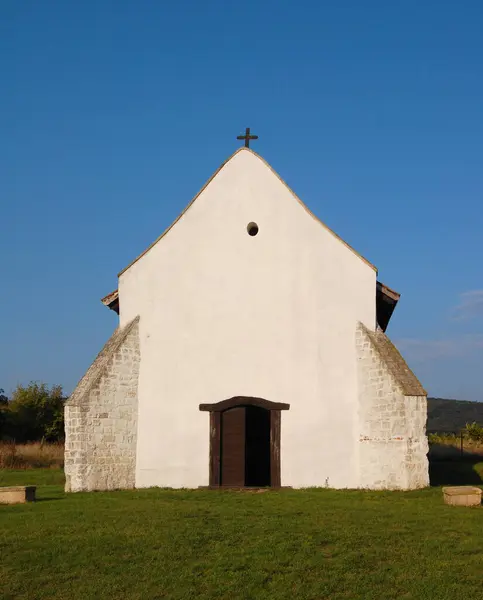 Schöne Weiße Kapelle Ungarisches Dorf Budajen lizenzfreie Stockbilder