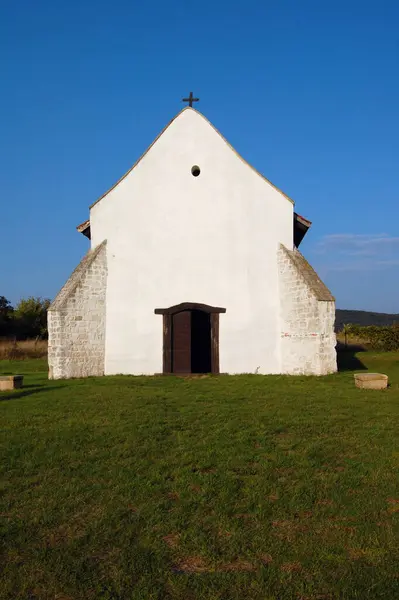 Schöne Weiße Kapelle Ungarisches Dorf Budajen Stockfoto