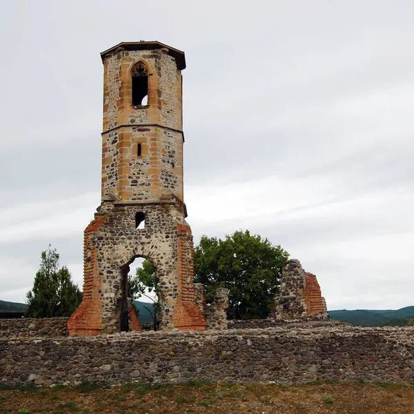 匈牙利Kisnana要塞的废墟 免版税图库图片