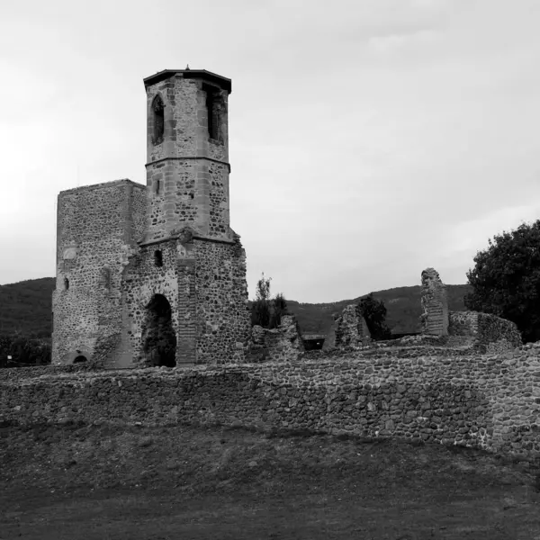 匈牙利Kisnana要塞的废墟 免版税图库照片