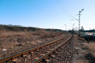 Güzel gün batımlı boş demiryolu