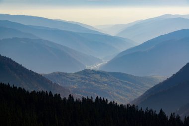 Ton perspektifli güzel mavi dağ sıraları