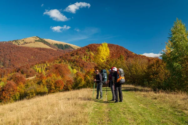 Turyści Malowniczym Jesiennym Szlaku Górskim — Zdjęcie stockowe