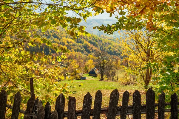 Spokojny Widok Wieś Jesienią Wieś Alpejska Drewniane Ogrodzenie — Zdjęcie stockowe