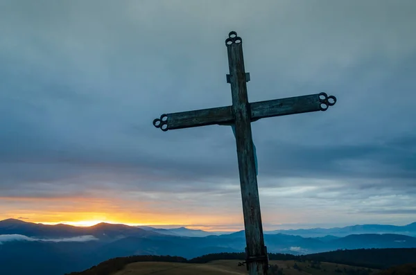 Nakloněný Kříž Dramatickým Západem Slunce Vysoko Horách Symbol Naděje Křesťanství — Stock fotografie