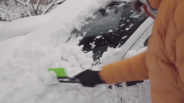 Οδηγός Καθαρίζει Αμάξι Του Μετά Χιόνι Προετοιμασία Για Χειμερινή Οδήγηση — Αρχείο Βίντεο