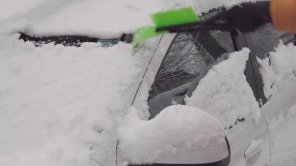Conductor Limpia Coche Nieve Después Fuertes Nevadas Preparación Para Conducción — Vídeos de Stock