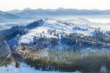 Manzaralı kış dağları kırsal kesimde. Dağları ve vadileri kaplayan karlar