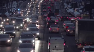 12-13-2022. Kyiv, Ukrayna. Akşamları şehir trafiği. Yoldan geçen yayalar ve arabalarla Gece Şehri caddesi. Gece şehirde trafik vardı, araba ışıkları vardı.