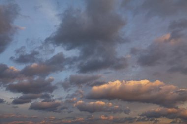 Günbatımında bulutlar uçuşuyor. Güzel doğal arkaplan