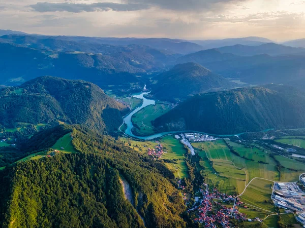 Slovenya 'daki Soca Vadisi' nin havadan görünüşü. Sthe Mountain Valley 'deki zümrüt nehri kıvrılıyor. Avrupa 'nın popüler yaz turizm beldesi. 