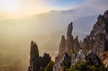 Dağlarda keskin kayalar var. Renkli açık hava manzarası. Karpat Dağları 'ndan kartpostal