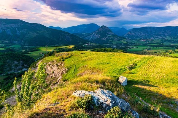 フランスのプロバンスにある美しい高山の谷 トライアーズで日没の空と日当たりの良い緑の牧草地 カラフルな山の風景 ヨーロッパで驚くほど静かな旅行先 夏休みに最適な場所 — ストック写真
