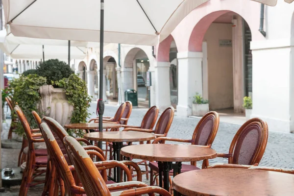 Уютное Кафе Деревянными Стульями Итальянской Улице Отпуск Италии Типичная Итальянская — стоковое фото