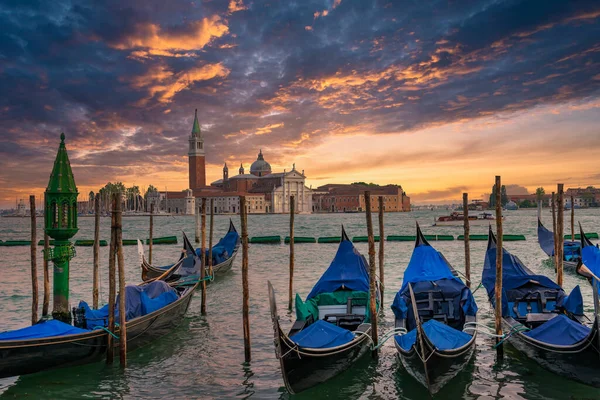 Ikonischer Blick Auf Venedig Gondeln Auf Dem Markusplatz Romantischer Abend — Stockfoto