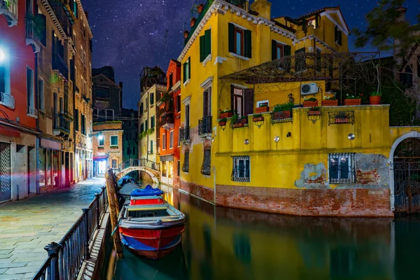 Romantische Straßen Und Kanäle Venedigs Bei Nacht Bunte Häuser Und — Stockfoto