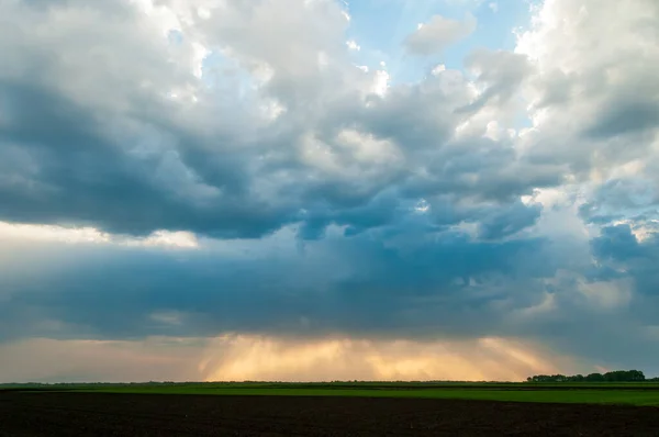Nublado Cielo Tormentoso Con Rayos Sol Brillando Desde Las Nubes — Foto de Stock