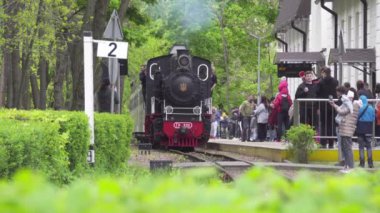 05.07.2023 Kyiv, Ukrayna. Retro buharlı lokomotif tren istasyonundan geçiyor