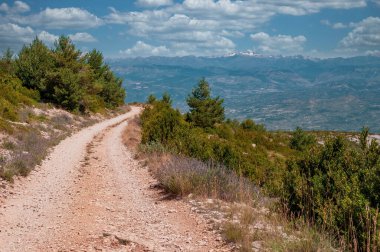 Pyrenees, İspanya 'daki güneşli kırsal yol. Serra del Montsec Yolu, Ager