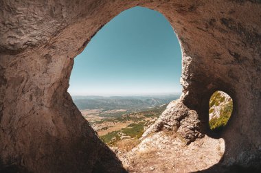 Serra del Montsec, Ager, İspanya manzaralı mağara.
