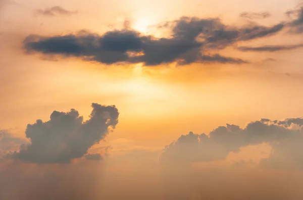 Cielo Nublado Atardecer Con Nubes Rayos Sol Naturaleza Cielo Fondo —  Fotos de Stock